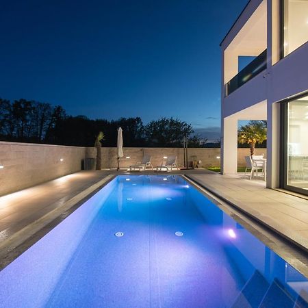 Luxury Villa Weiss - Malinska - Heated Pool - Central Floor Heating In Winter المظهر الخارجي الصورة