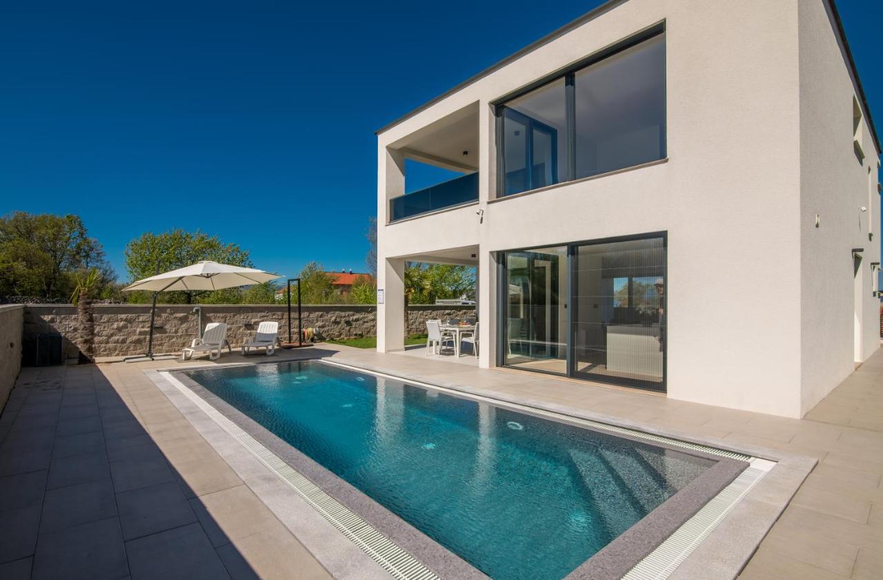 Luxury Villa Weiss - Malinska - Heated Pool - Central Floor Heating In Winter المظهر الخارجي الصورة