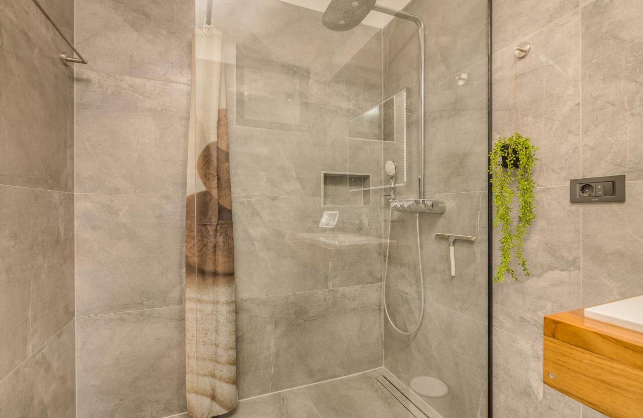 Luxury Villa Weiss - Malinska - Heated Pool - Central Floor Heating In Winter المظهر الخارجي الصورة
