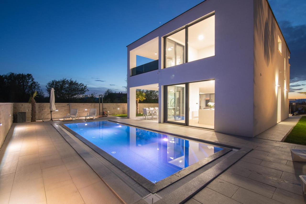 Luxury Villa Weiss - Malinska - Heated Pool - Central Floor Heating In Winter المظهر الخارجي الصورة