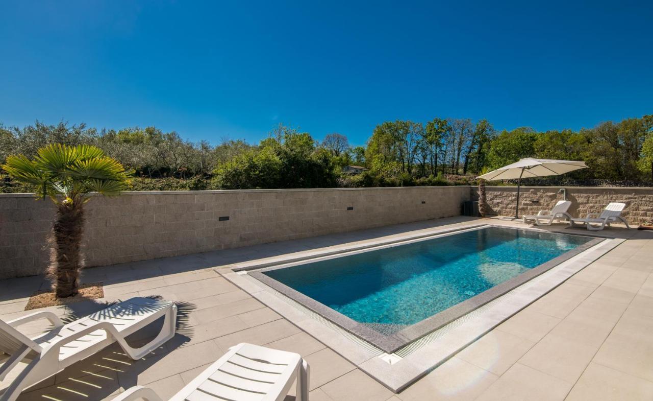 Luxury Villa Weiss - Malinska - Heated Pool - Central Floor Heating In Winter المظهر الخارجي الصورة