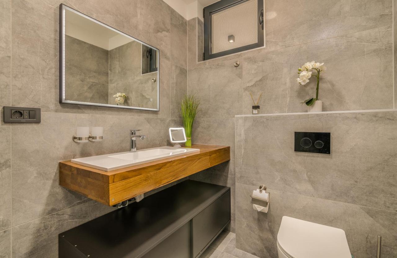 Luxury Villa Weiss - Malinska - Heated Pool - Central Floor Heating In Winter المظهر الخارجي الصورة