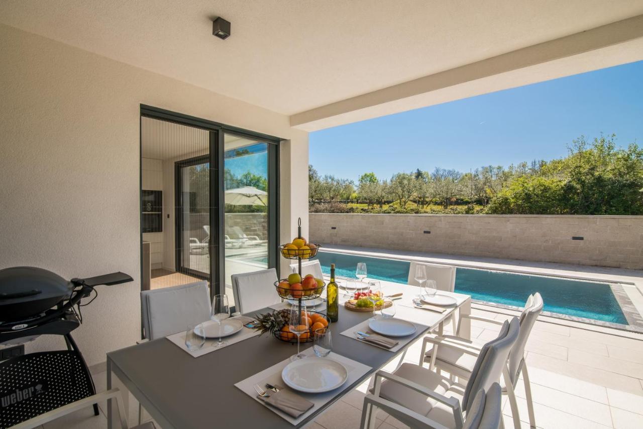 Luxury Villa Weiss - Malinska - Heated Pool - Central Floor Heating In Winter المظهر الخارجي الصورة