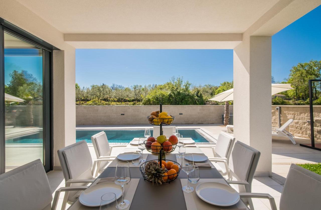 Luxury Villa Weiss - Malinska - Heated Pool - Central Floor Heating In Winter المظهر الخارجي الصورة