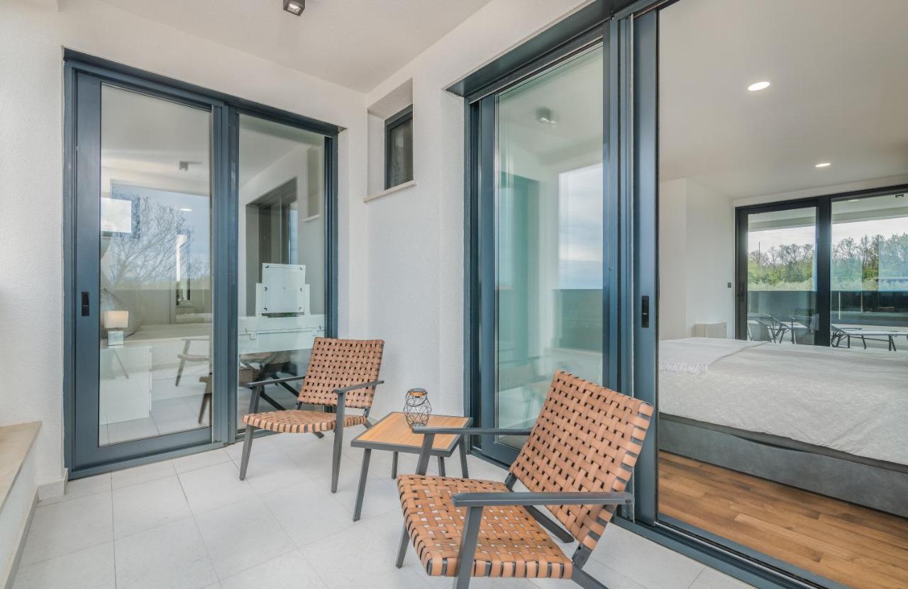 Luxury Villa Weiss - Malinska - Heated Pool - Central Floor Heating In Winter المظهر الخارجي الصورة