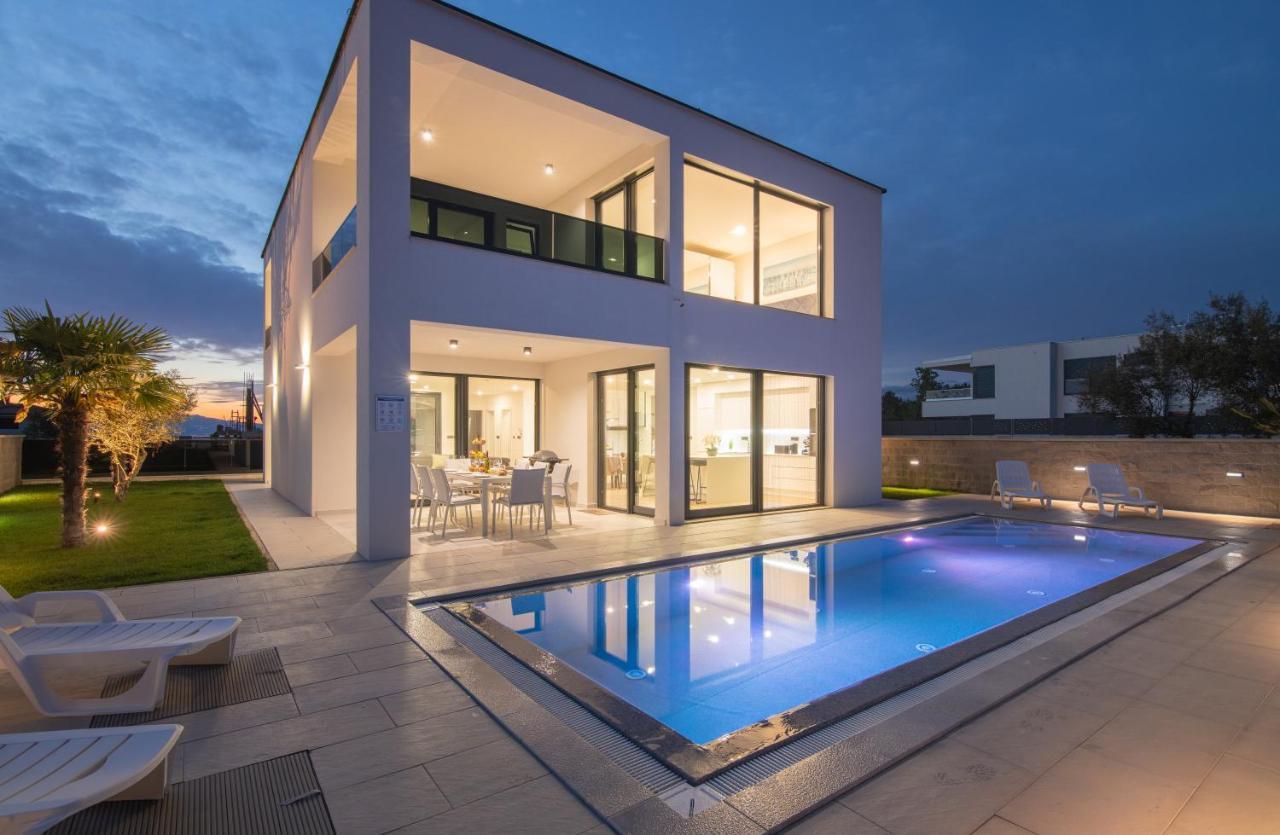 Luxury Villa Weiss - Malinska - Heated Pool - Central Floor Heating In Winter المظهر الخارجي الصورة